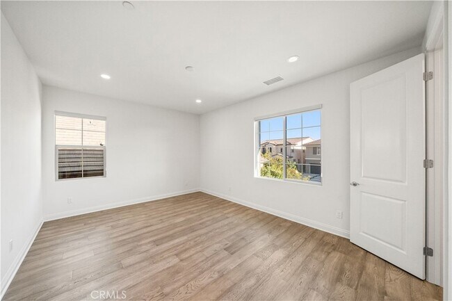 Building Photo - 1151 Summit Oak Dr