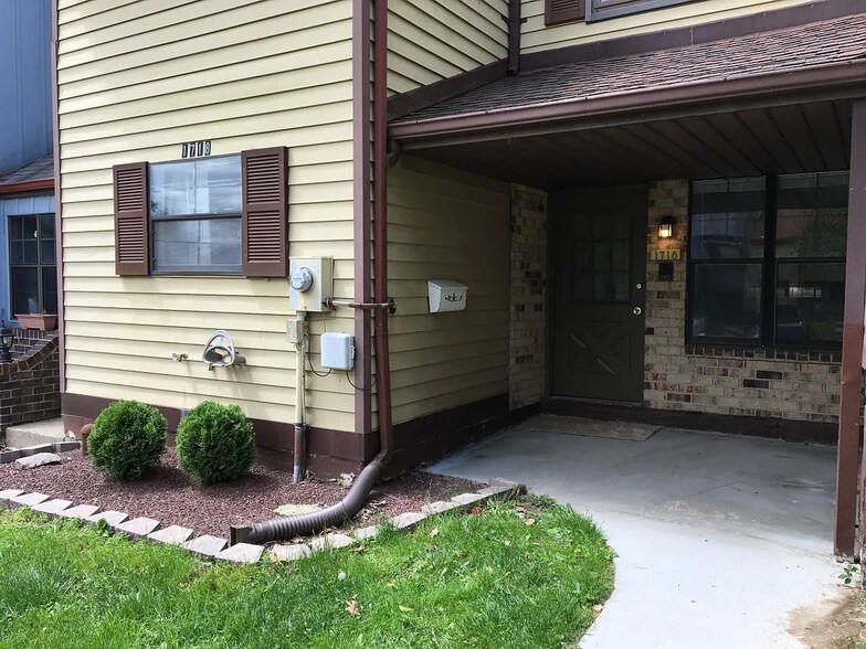 Front - 1718 Redwood Ct