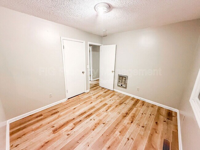 Building Photo - 811 Castleview Cir