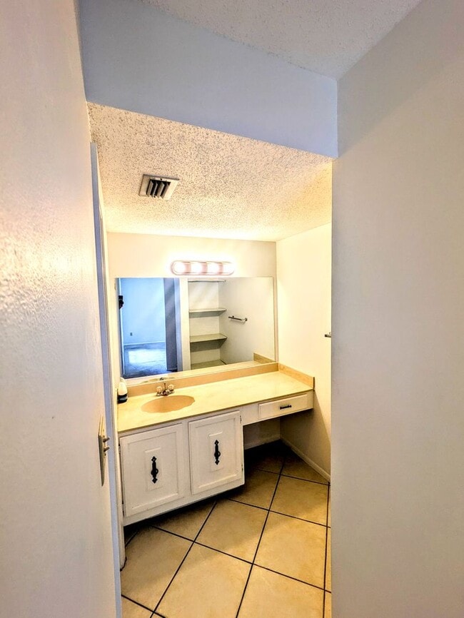 Building Photo - Annual UNfurnished 3-bedroom, 2/ 1/2 bathr...