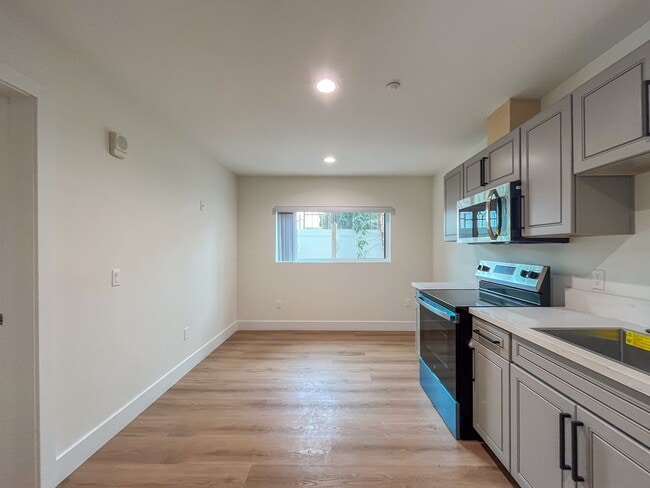 Interior Photo - 1627 E 92nd St