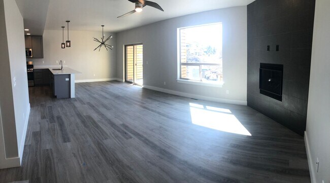 Building Photo - Modern Townhome, Centrally located.