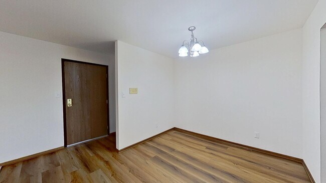 Building Photo - RENOVATED Lower 1 Bedroom 1 Bathroom Apartment Available