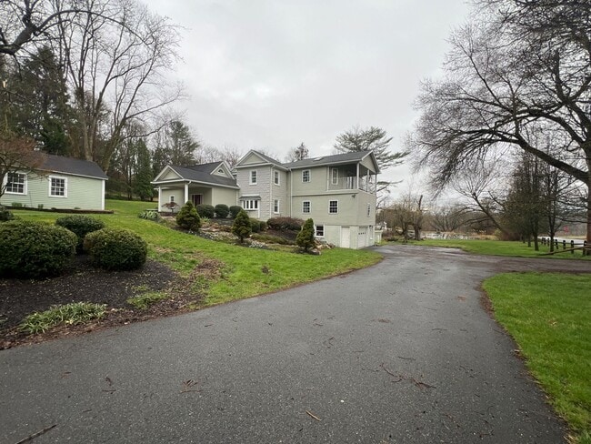 Building Photo - Gorgeous 3 bed, 2 bath home | Lawn Care Included