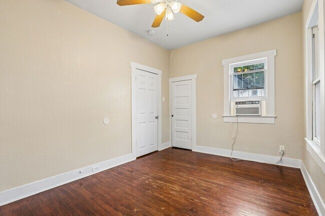 Building Photo - 2310 N Sabinas St