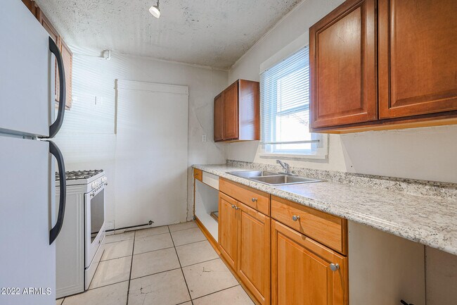 Building Photo - 126 S 10th Ave