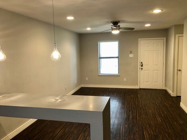 Building Photo - 2-Bedroom 2-Bathroom condo walking distanc...