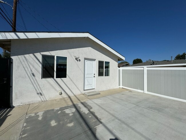 Building Photo - All New 1 bedroom 1 bath ADU with a Private Yard Ready to move in