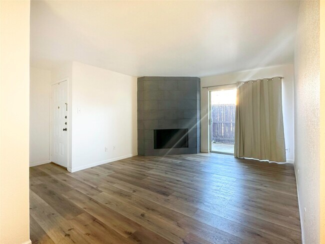 Building Photo - 9350 Country Creek St