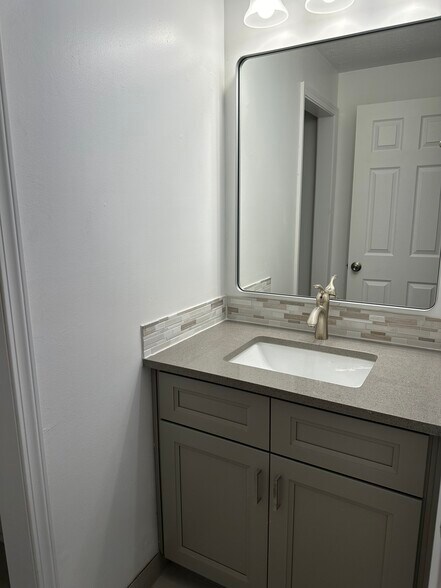 Building Photo - 6065 SW 68th Ct