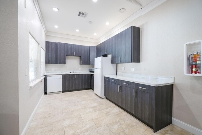 Building Photo - 927 Siesta Key Blvd