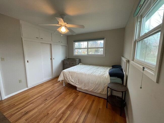 Building Photo - Spacious Home Near University of Portland