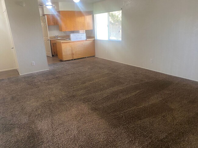 Building Photo - 808 E Kaweah Ave