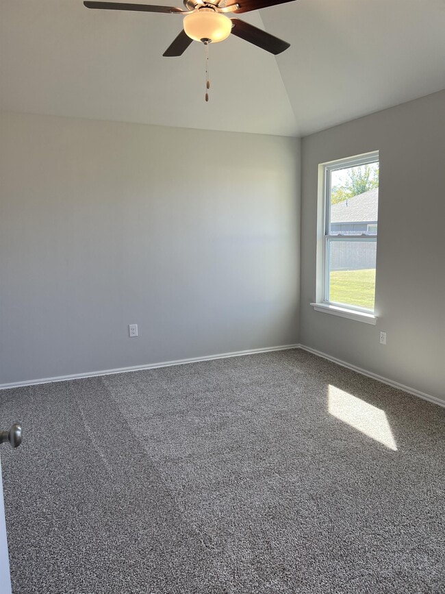 Building Photo - 1313 Sycamore Cir