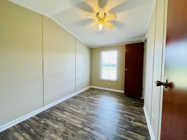 Building Photo - Move in ready!! Privacy and views galore w...