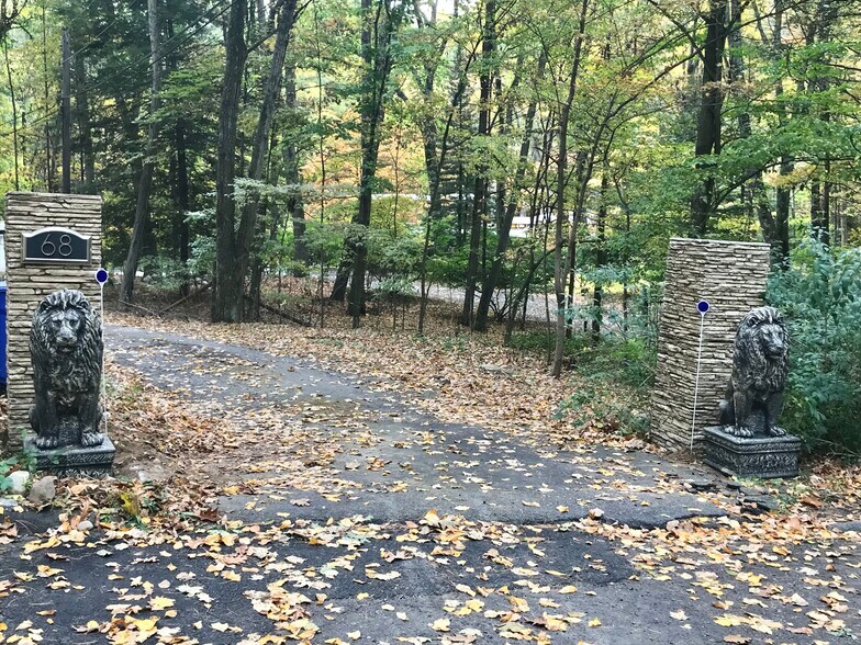 Private driveway - 68 Windward Ln