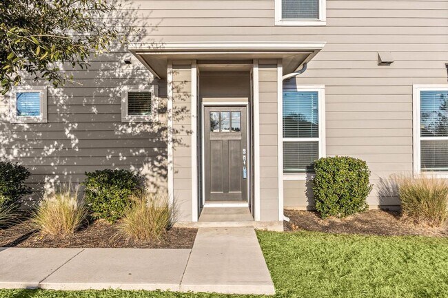 Building Photo - 1501 Roseburg Dr