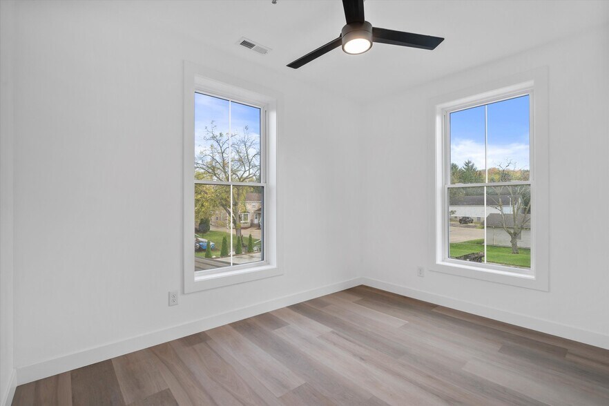 Building Photo - 308 Oak St