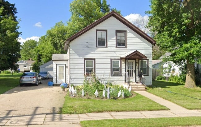 Primary Photo - 928 W Kamps Ave