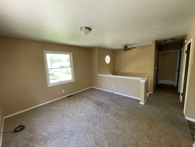 Building Photo - Great Location in West Rock Island!