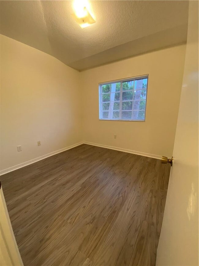 Building Photo - 970 NE 34th Ave