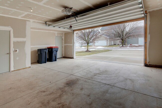 Building Photo - 3 BED 3 BATH TOWNHOME IN SOUTH HOLLAND