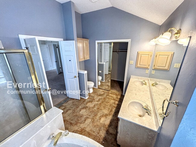 Building Photo - 2303 Mockingbird Dr