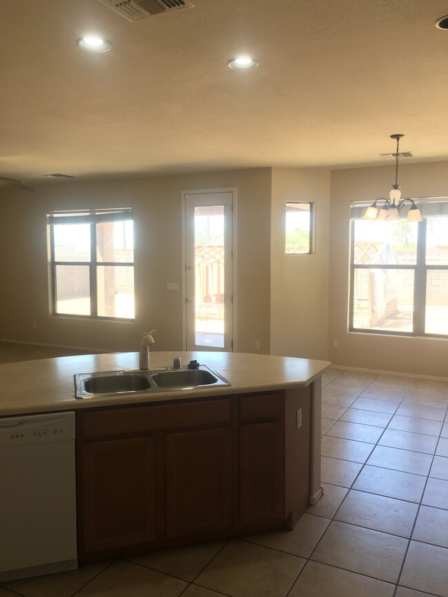 Building Photo - Beautiful Ranch Style 3 Bed 2 Bath Home!