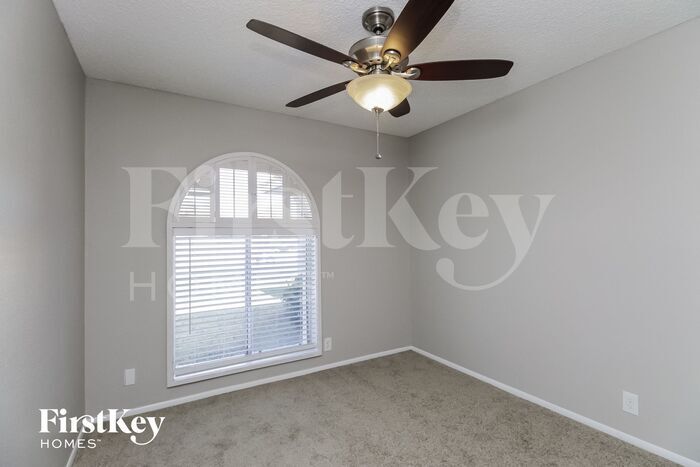 Building Photo - 2413 W Estrella Dr