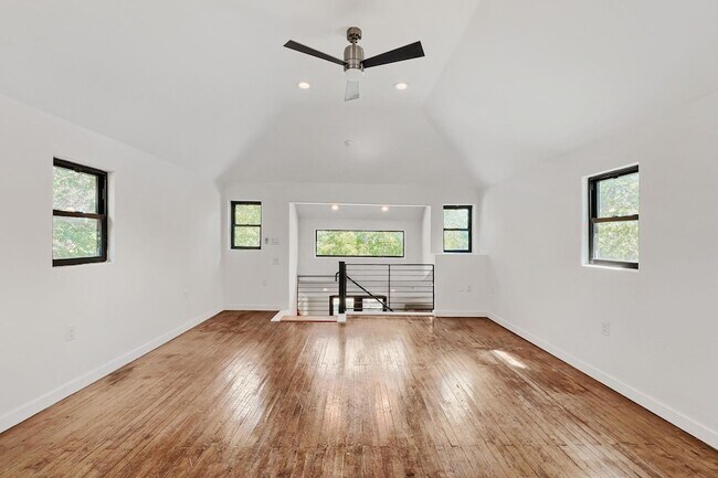 Building Photo - 1321 W San Antonio St