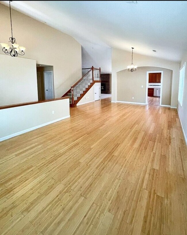 Building Photo - 4 Bedroom 2.5 bathroom 2 Story Home Naragh...