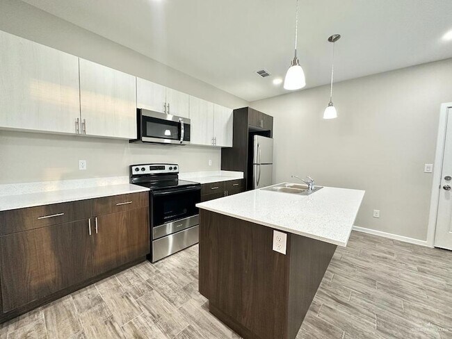 Building Photo - 1408 S Yankton St