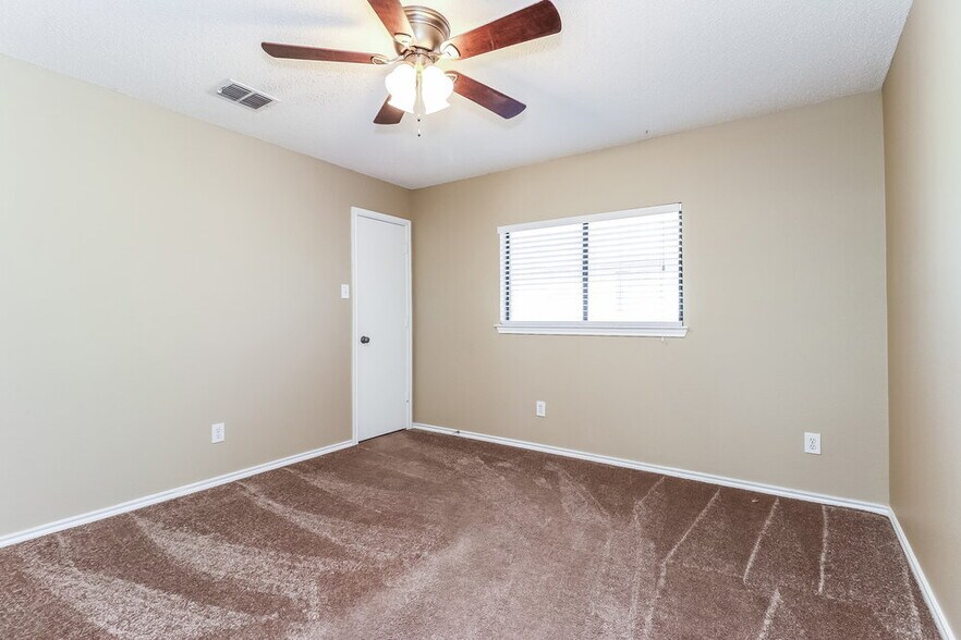 Building Photo - 5216 Dillon Cir