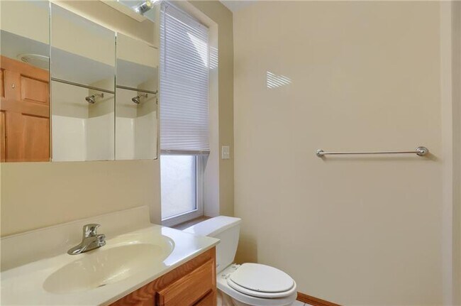 Building Photo - 2810 Sarah St