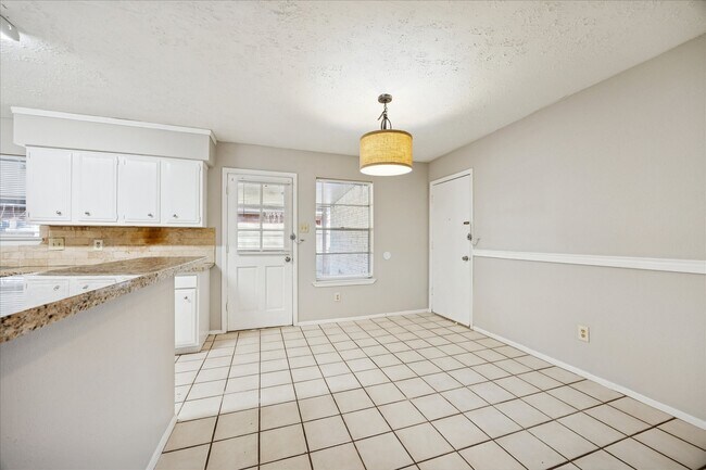 Building Photo - 7323 Wovenwood Ln