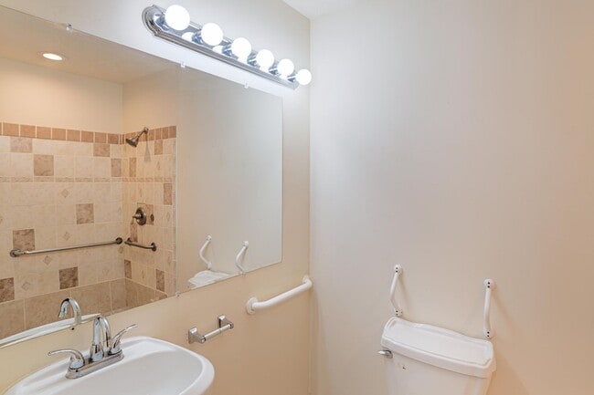 Building Photo - Updated 2BR Townhome Near Clayton State with Fenced Yard