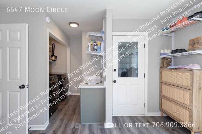 Building Photo - 6547 Moon Cir