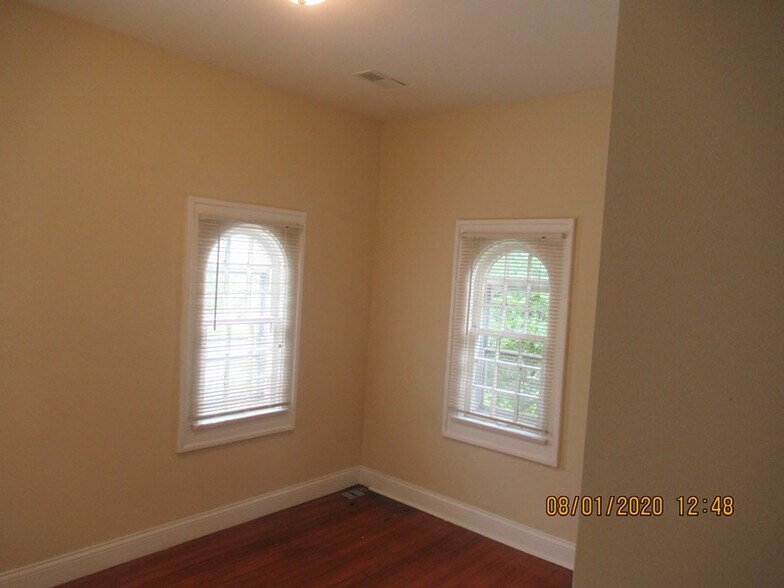 Building Photo - 719 E 7th St