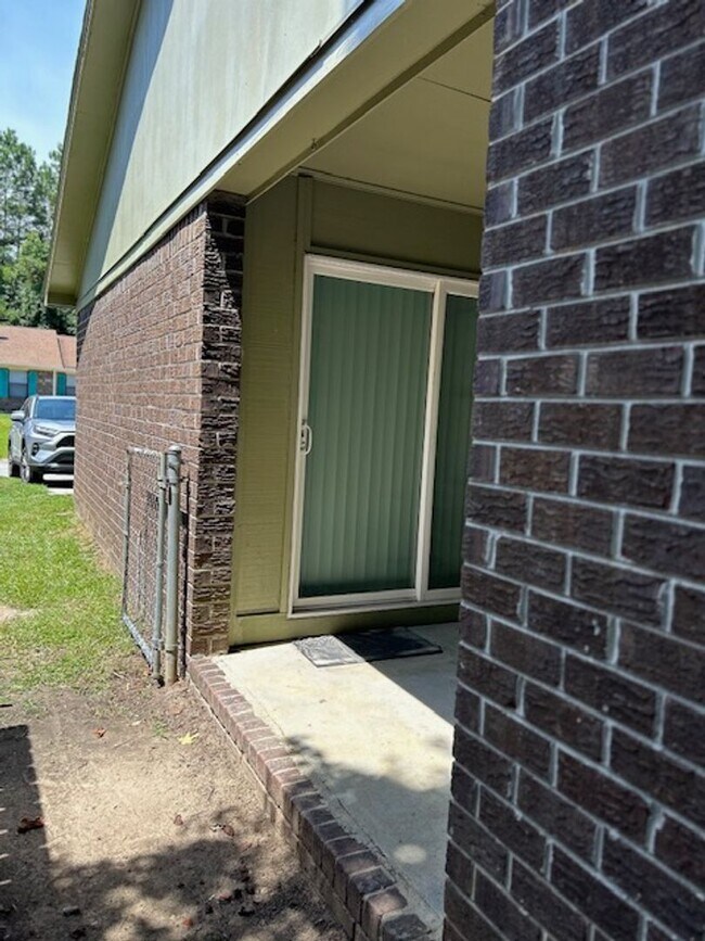Building Photo - COZY UNIT IN A DUPLEX