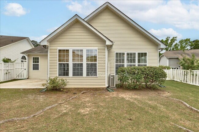 Building Photo - 1033 Pinehurst Dr