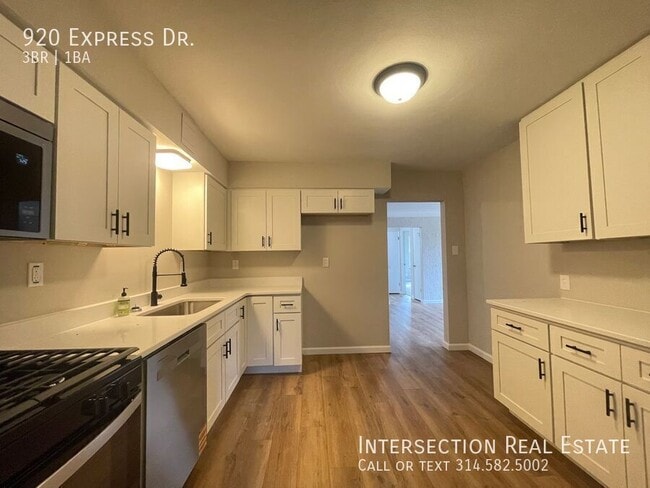 Building Photo - 920 Express Dr