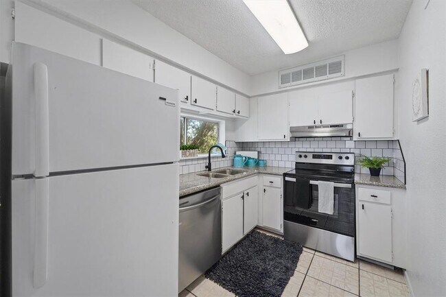 Building Photo - 10855 Meadowglen Ln