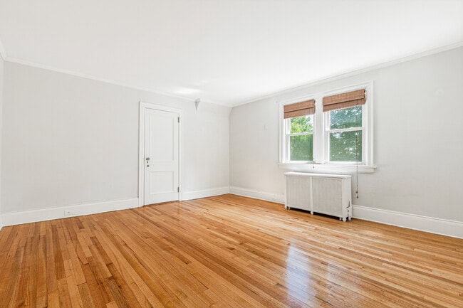 Building Photo - 30 Park Dr N