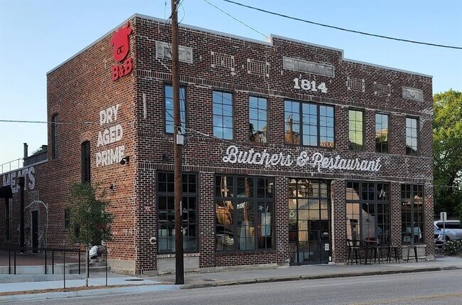 Building Photo - 716 Sabine St