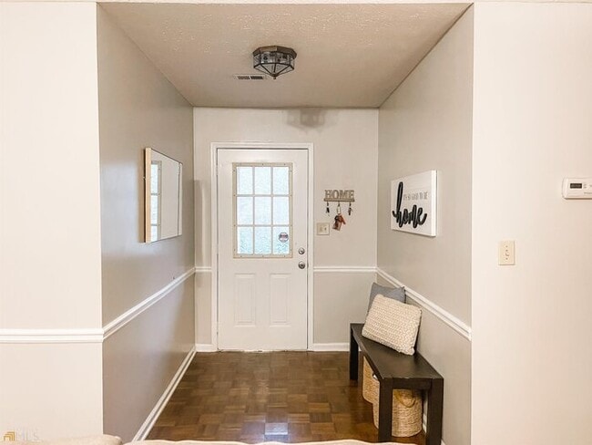 Building Photo - Fantastic 3bd/2ba home! Coming soon!