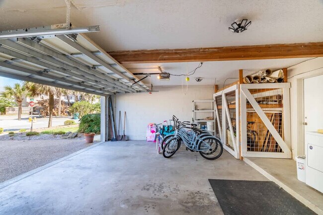 Building Photo - 2900 Ocean Dr S
