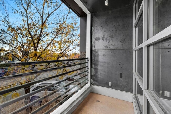 Building Photo - Modern 2 Bed / 2.5 Bath Condo with Office ...