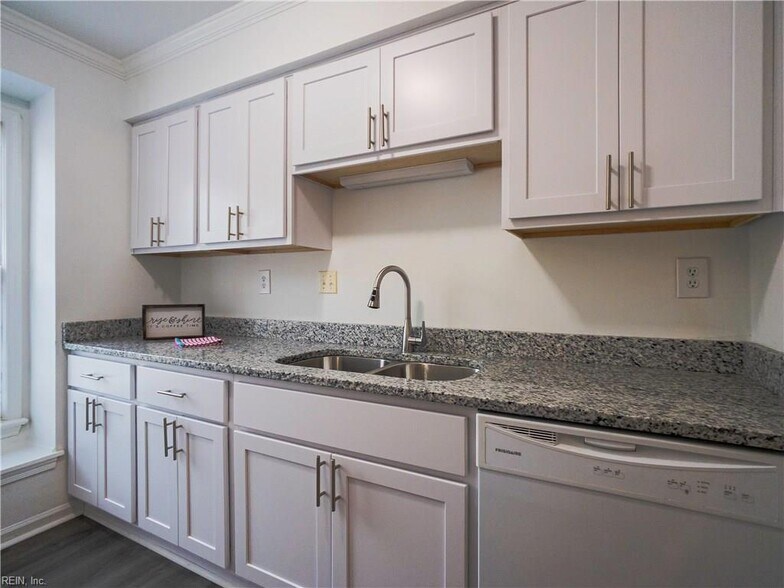Building Photo - 2407 Rennie Dr