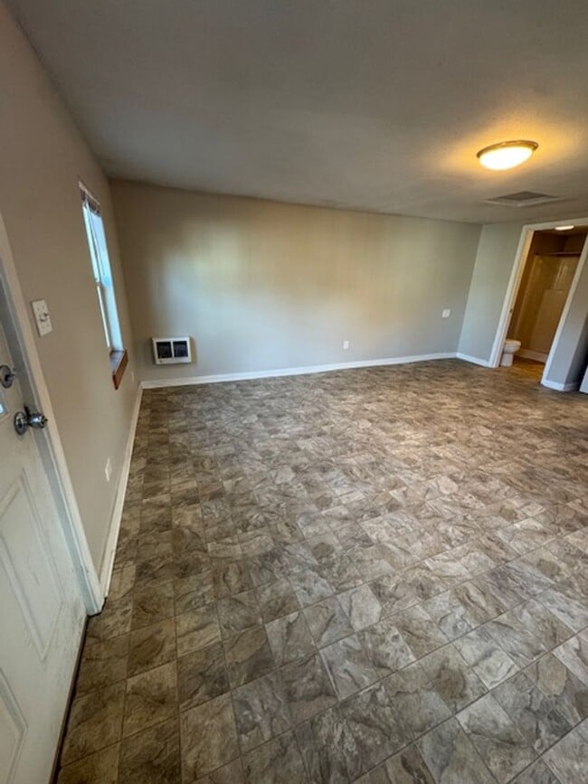 Building Photo - NW Bend Cottage! 1 pet considered!