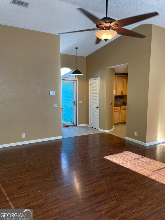 Building Photo - 108 Acorn Ct